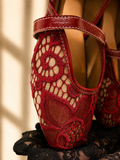 Leila Juttis ( Maroon)
